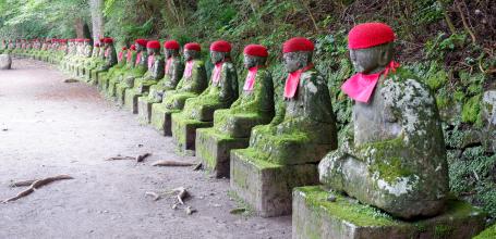 Abysse de Kanmangafuchi (Nikko), statues de Jizo alignées (Narabi Jizo ou Bake Jizo) 2