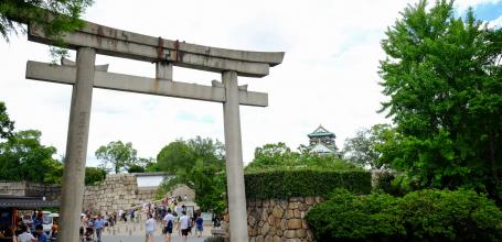 Hokoku-jinja (Osaka), porte torii à l'entrée du sanctuaire