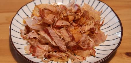 Katsuobushi, flocons de bonite dans une assiette