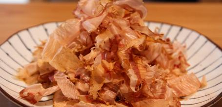 Ingrédient pour le bouillon dashi, flocons de bonite séchée Katsuobushi dans une assiette