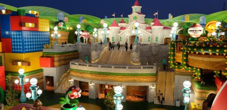 Super Nintendo World (USJ, Osaka), vue de nuit sur le Royaume Champignon et le château de la princesse Peach 