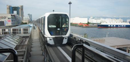 Ligne Yurikamome (Tokyo), vue sur une rame de métro aérien