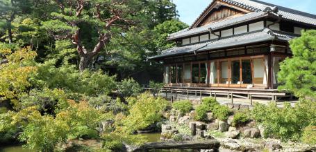 Yoshiki-en (Nara), jardin avec étang et maison de thé principale