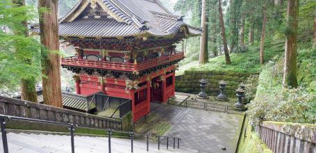 Taiyuin (Nikko), vue en hauteur sur la porte Nitenmon depuis les escaliers