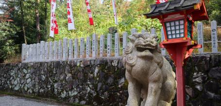 Yoshida-jinja (Kyoto), statue Komainu et lanterne