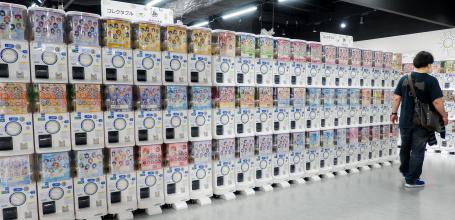 Grand magasin de Gashapon d'Ikebukuro, mur de machines à capsules