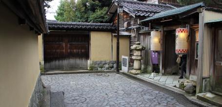 Nagamachi (Kanazawa), rue traditionnelle du quartier des samouraïs et boutique de porcelaine Kaburaki Kutani