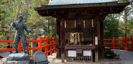 Shisen-do (Kyoto), pavillon avec tronc du pin Sagarimatsu et statue de Miyamoto Musashi 