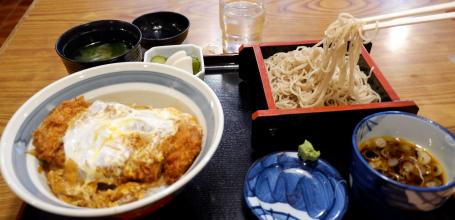 Menu japonais avec nouilles Zaru-soba froides et bol de riz au porc Tonkatsu à Kamakura