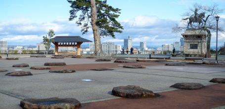 Château de Sendai, esplanade principale de l'enceinte sur le mont Aoba
