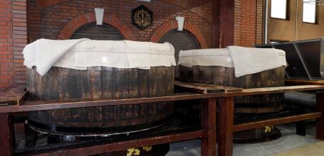 Daishichi (Fukushima), cuves en bois pendant la visite de la brasserie de saké