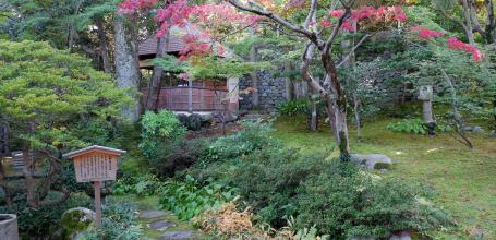 Gyokusen-en (Kanazawa), vue sur le jardin japonais à l'automne