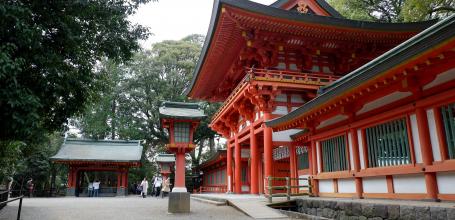 Hikawa-jinja (Saitama), porte Romon et mur d'enceinte du sanctuaire