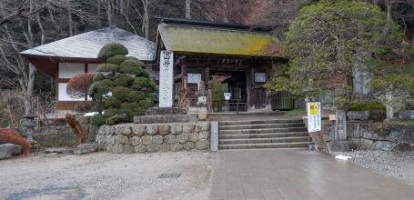 Yamadera, porte Sanmon et point de départ de l'ascension du temple de la montagne