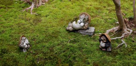 Bishamon-do (Kyoto), statues de Tanuki dans un jardin de mousses