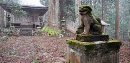 Kinpo-jinja (Akita), statue Komainu et pavillon principal du sanctuaire