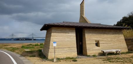 Triennale de Setouchi, île Honjima, pont de Seto et œuvre Zenkonyu x Tamping Earth de Tadashi Saito