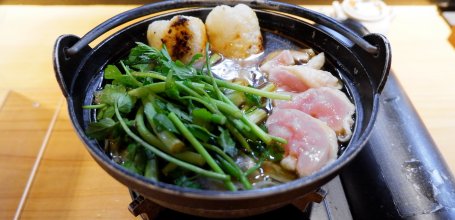 Honke Abeya (Akita), plat de Nabe Kiritanpo au poulet en train de cuire