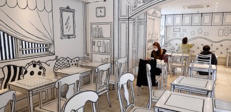 2D Cafe (Tokyo), décoration bande-dessinée noir et blanc de la salle de restauration