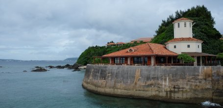 Cap Busena (Nago, Okinawa Honto), vue sur le littoral et le restaurant Rumble Fish depuis le ponton de l'observatoire sous-marin