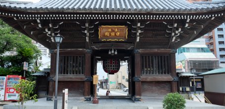 Kushida-jinja (Fukuoka), vue arrière de la porte principale du sanctuaire