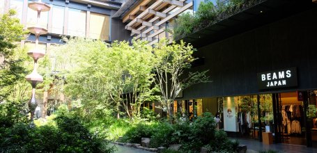 Shinpuhkan (Kyoto), vue sur la boutique Beams Japan et le jardin intérieur