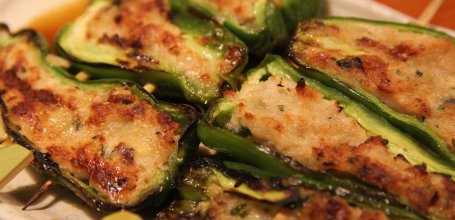 Torikizoku Shinjuku Kuyakusho-dori (Tokyo), brochettes de poivrons farcis au poulet