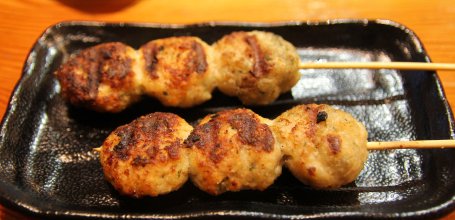 Torikizoku Shinjuku Kuyakusho-dori (Tokyo), brochettes de boulettes de poulet