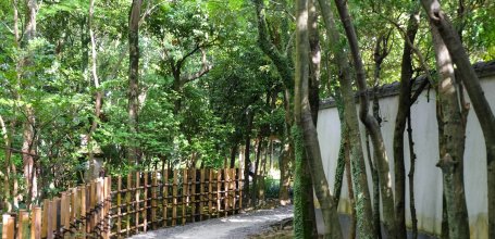 Parc Yusentei (Fukuoka), allée du jardin 2