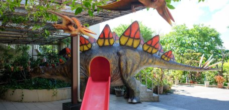 Dino Park (Nago, Okinawa), toboggan dans un stégosaure à la sortie du parc