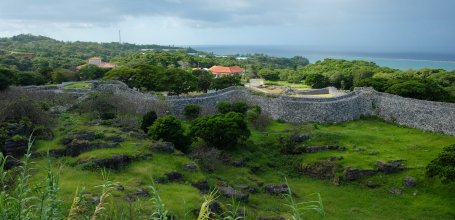 Château de Nakijin (Okinawa Honto), panorama sur les fortifications et la mer de Chine orientale 2
