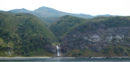  Shiretoko (Hokkaido), croisière depuis le port d’Utoro avec vue sur les chutes de Kamuiwakka et le mont Io dans les nuages 