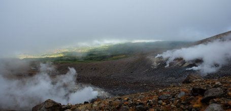 Daisetsuzan (Hokkaido), vue sur les fumerolles de Jigokudani au pied du mont Asahidake
