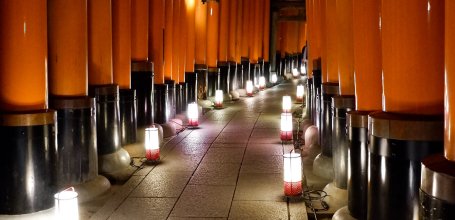 Fushimi Inari Taisha à Kyoto, Couloir de torii éclairé par des lanternes pour le festival Motomiya-sai