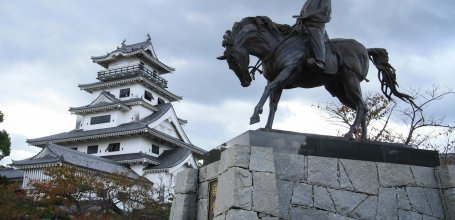 Château d'Imabari (Shikoku), donjon Tenshukaku et statue de Todo Takatora