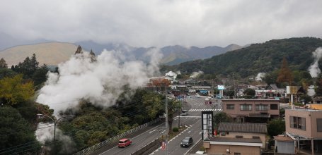 Oniyama Hotel (Beppu), vue sur la ville de Beppu et ses fumerolles depuis l'hôtel