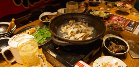 Marmite à fondue japonaise Nabe installée à table dans un Izakaya à Tokyo 