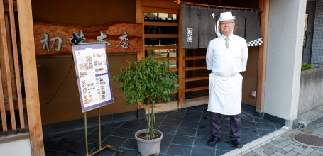 Hatsumi Zushi Honten (Fukui), accueil par le maître sushi devant son établissement