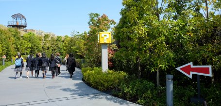 Universal Studios Japan (Osaka), allée vers le parc Super Nintendo World