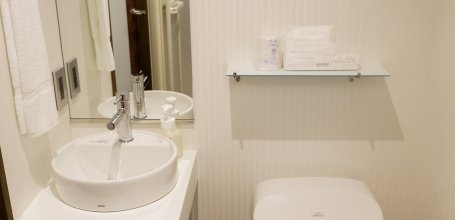 Hôtel Abest Ginza Kyobashi (Kyoto), salle de bains et toilettes japonaises de la chambre simple 2