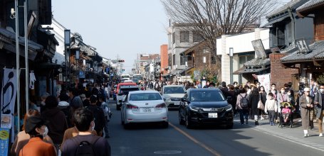 Kawagoe (Saitama), voitures et touristes à pied dans les rues traditionnelles le week-end en période de sakura 2