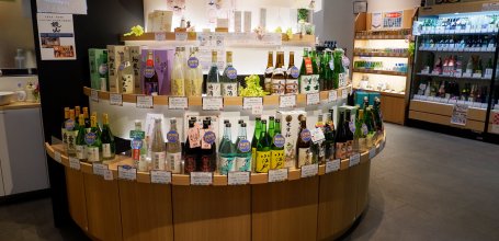 Koedo Kurari (Kawagoe), à l'intérieur de la boutique de saké Kikizake dokoro