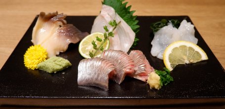 Otaru Masazushi Ginza (Tokyo), assiette de sashimi présenté avec fleur de chrysanthème