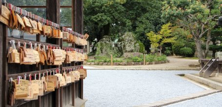 Achi-jinja (Kurashiki), enceinte du sanctuaire et plaquettes votives Ema le long du pavillon dédié