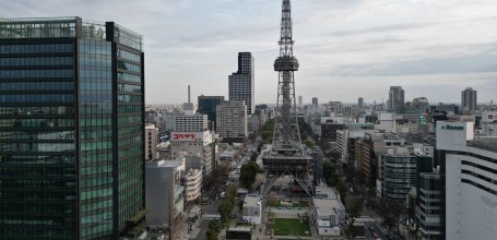 Hisaya Odori (Nagoya), vue aérienne par drone du parc et de la tour Mirai Tower