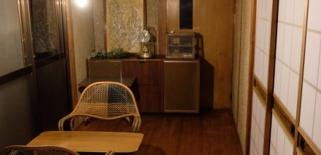 La toile (Mitoyo, Shikoku), vue sur le couloir à l'entrée avec table d'appoint