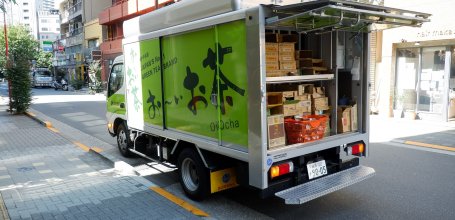 Camion aux couleurs de Ito EN pour la livraison de boissons pour les distributeurs automatiques