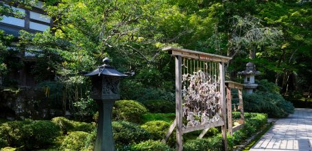 Hiyo Koke no Sato (Ishikawa), panneau pour accrocher les papiers Omikuji du sanctuaire Hiyo