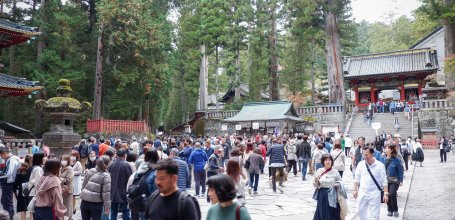 Tosho-gu (Nikko), foule touristique dans l'enceinte du mausolée (nov. 2023)