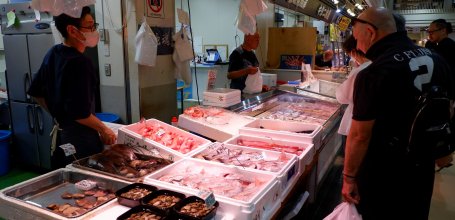 Marché extérieur de Tsukiji (Tokyo), marchand de poissons à Tsukiji Uogashi